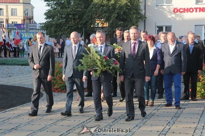 Ostrołęczanie uczcili pamięć ofiar II Wojny Światowej w 76. rocznicę zbrojnej agresji sowietów na Polskę [17.09.2015] - zdjęcie #10 - eOstroleka.pl