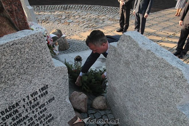 Ostrołęczanie uczcili pamięć ofiar II Wojny Światowej w 76. rocznicę zbrojnej agresji sowietów na Polskę [17.09.2015] - zdjęcie #13 - eOstroleka.pl