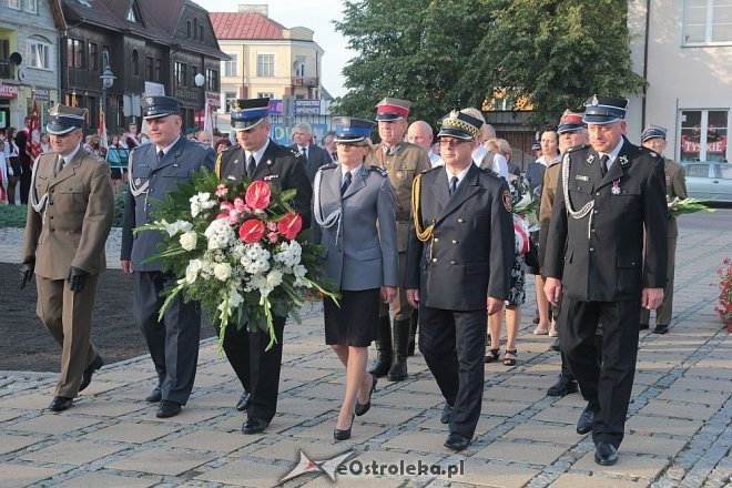Ostrołęczanie uczcili pamięć ofiar II Wojny Światowej w 76. rocznicę zbrojnej agresji sowietów na Polskę [17.09.2015] - zdjęcie #34 - eOstroleka.pl