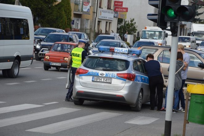 Wypadek na skrzyżowaniu ulic Piłsudskiego i Bogusławskiego [18.09.2015] - zdjęcie #1 - eOstroleka.pl