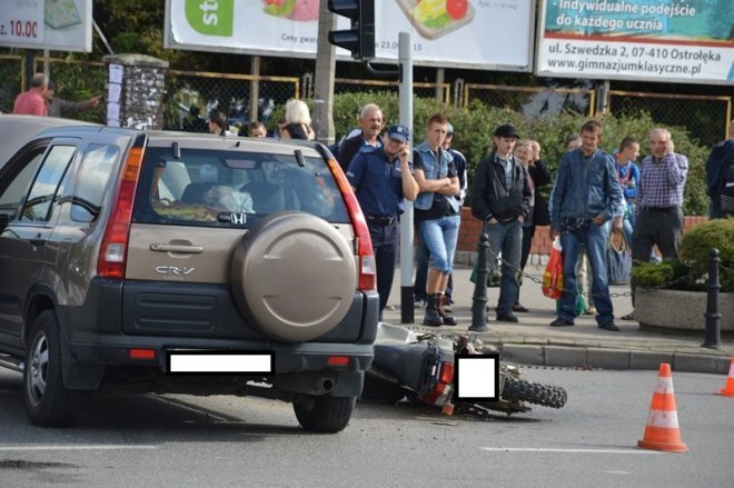 Wypadek na skrzyżowaniu ulic Piłsudskiego i Bogusławskiego [18.09.2015] - zdjęcie #5 - eOstroleka.pl