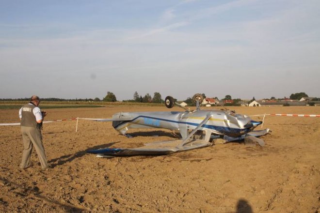 Awionetka rozbiła się na polu w Szczepankowie [20.09.2015] - zdjęcie #5 - eOstroleka.pl