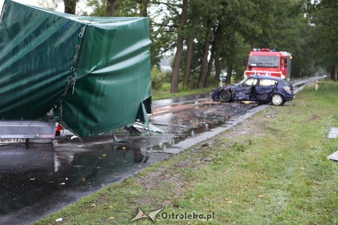 Wypadek pod Myszyńcem. Po czołowym zderzeniu opla z przyczepką DK-53 jest zablokowana [20.09.2015] - zdjęcie #33 - eOstroleka.pl