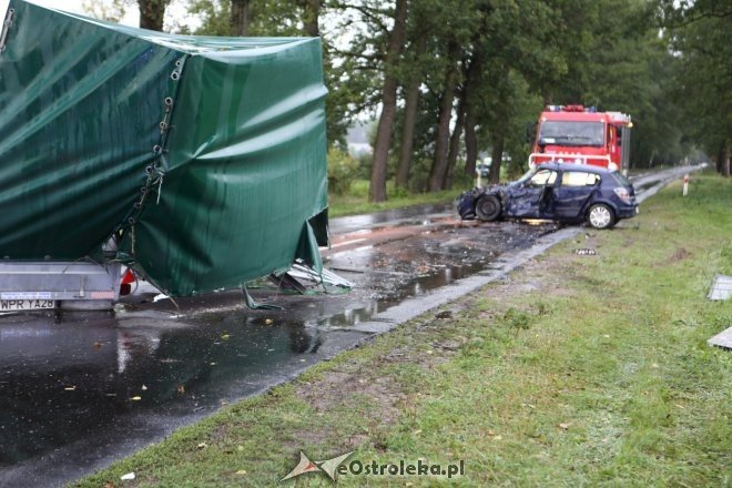 Wypadek pod Myszyńcem. Po czołowym zderzeniu opla z przyczepką DK-53 jest zablokowana [20.09.2015] - zdjęcie #4 - eOstroleka.pl