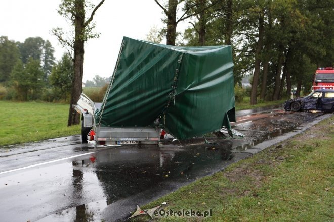 Wypadek pod Myszyńcem. Po czołowym zderzeniu opla z przyczepką DK-53 jest zablokowana [20.09.2015] - zdjęcie #30 - eOstroleka.pl
