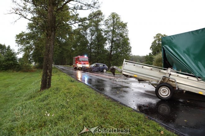 Wypadek pod Myszyńcem. Po czołowym zderzeniu opla z przyczepką DK-53 jest zablokowana [20.09.2015] - zdjęcie #9 - eOstroleka.pl