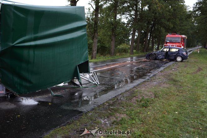 Wypadek pod Myszyńcem. Po czołowym zderzeniu opla z przyczepką DK-53 jest zablokowana [20.09.2015] - zdjęcie #13 - eOstroleka.pl