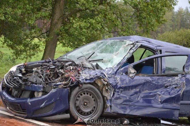 Wypadek pod Myszyńcem. Po czołowym zderzeniu opla z przyczepką DK-53 jest zablokowana [20.09.2015] - zdjęcie #18 - eOstroleka.pl