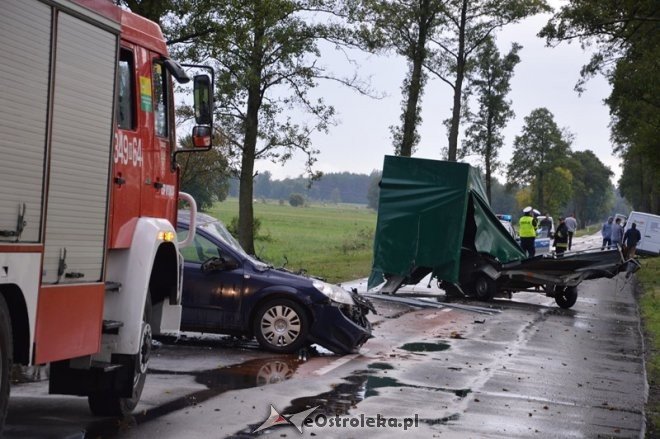 Wypadek pod Myszyńcem. Po czołowym zderzeniu opla z przyczepką DK-53 jest zablokowana [20.09.2015] - zdjęcie #25 - eOstroleka.pl