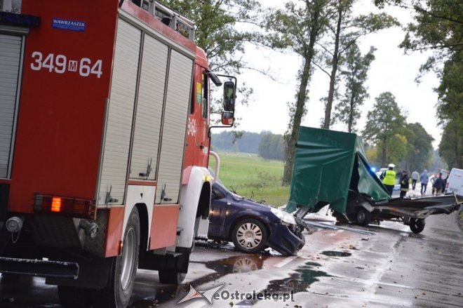 Wypadek pod Myszyńcem. Po czołowym zderzeniu opla z przyczepką DK-53 jest zablokowana [20.09.2015] - zdjęcie #26 - eOstroleka.pl