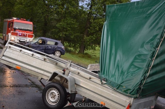 Wypadek pod Myszyńcem. Po czołowym zderzeniu opla z przyczepką DK-53 jest zablokowana [20.09.2015] - zdjęcie #2 - eOstroleka.pl