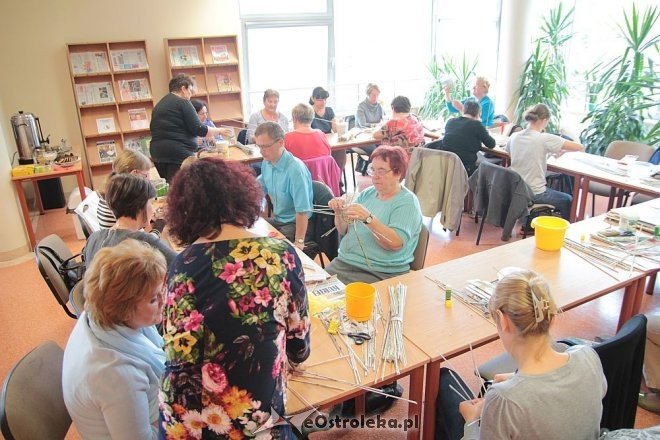 Warsztaty wikliniarstwa papierowego w Bibliotece Pedagogicznej [23.09.2015] - zdjęcie #1 - eOstroleka.pl