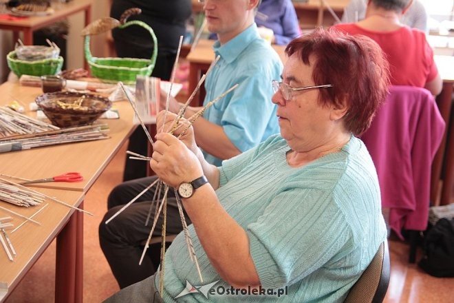 Warsztaty wikliniarstwa papierowego w Bibliotece Pedagogicznej [23.09.2015] - zdjęcie #34 - eOstroleka.pl