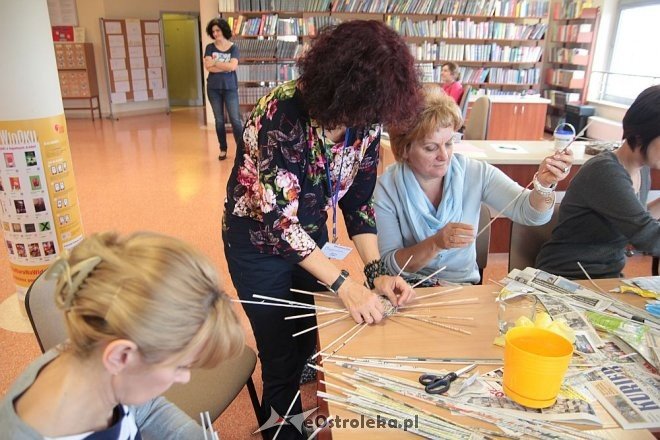 Warsztaty wikliniarstwa papierowego w Bibliotece Pedagogicznej [23.09.2015] - zdjęcie #33 - eOstroleka.pl