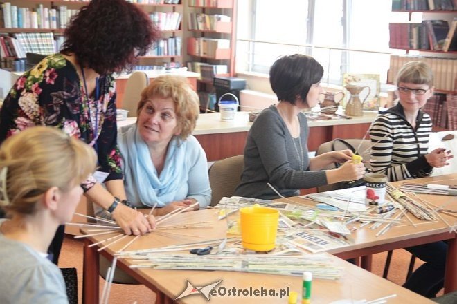 Warsztaty wikliniarstwa papierowego w Bibliotece Pedagogicznej [23.09.2015] - zdjęcie #7 - eOstroleka.pl