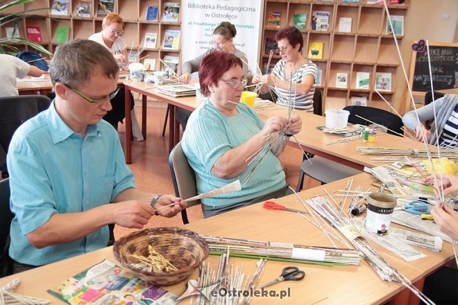 Warsztaty wikliniarstwa papierowego w Bibliotece Pedagogicznej [23.09.2015] - zdjęcie #9 - eOstroleka.pl