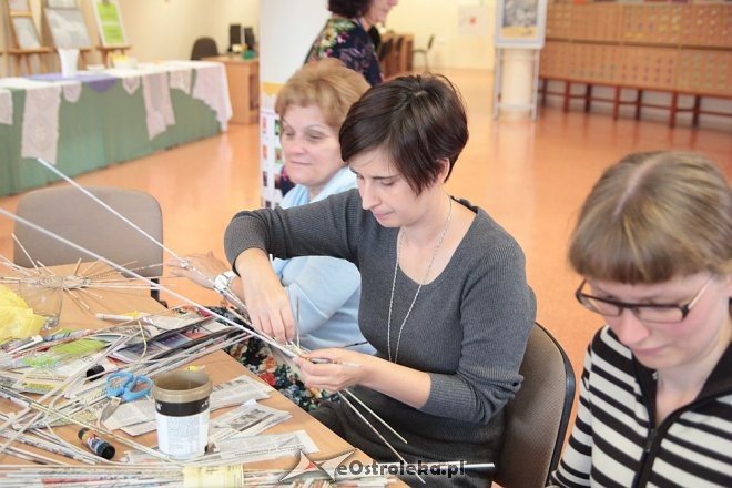 Warsztaty wikliniarstwa papierowego w Bibliotece Pedagogicznej [23.09.2015] - zdjęcie #29 - eOstroleka.pl