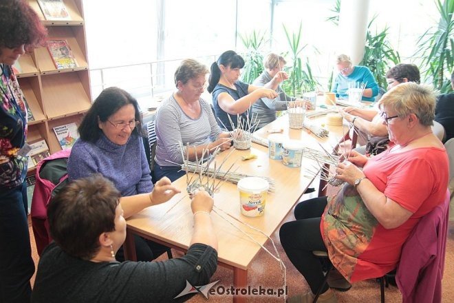 Warsztaty wikliniarstwa papierowego w Bibliotece Pedagogicznej [23.09.2015] - zdjęcie #13 - eOstroleka.pl