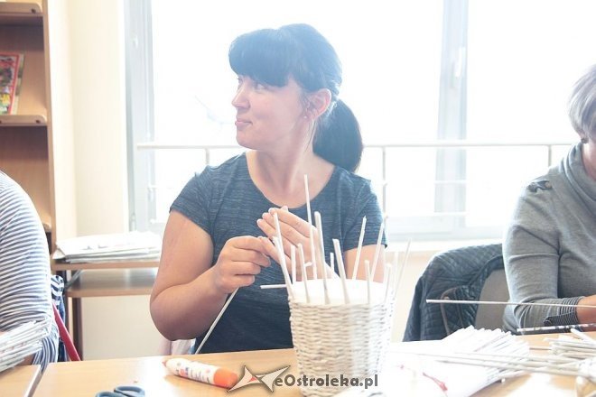 Warsztaty wikliniarstwa papierowego w Bibliotece Pedagogicznej [23.09.2015] - zdjęcie #22 - eOstroleka.pl