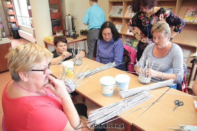 Warsztaty wikliniarstwa papierowego w Bibliotece Pedagogicznej [23.09.2015] - zdjęcie #18 - eOstroleka.pl
