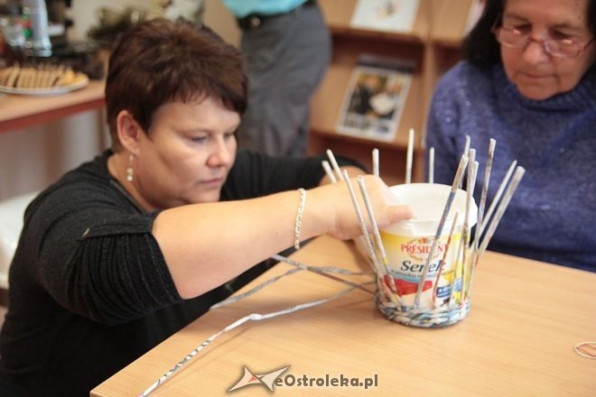 Warsztaty wikliniarstwa papierowego w Bibliotece Pedagogicznej [23.09.2015] - zdjęcie #17 - eOstroleka.pl