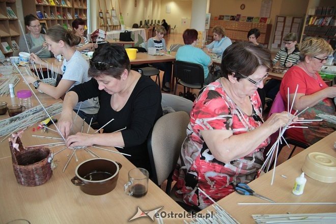 Warsztaty wikliniarstwa papierowego w Bibliotece Pedagogicznej [23.09.2015] - zdjęcie #25 - eOstroleka.pl