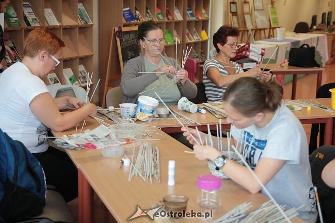 Warsztaty wikliniarstwa papierowego w Bibliotece Pedagogicznej [23.09.2015] - zdjęcie #12 - eOstroleka.pl