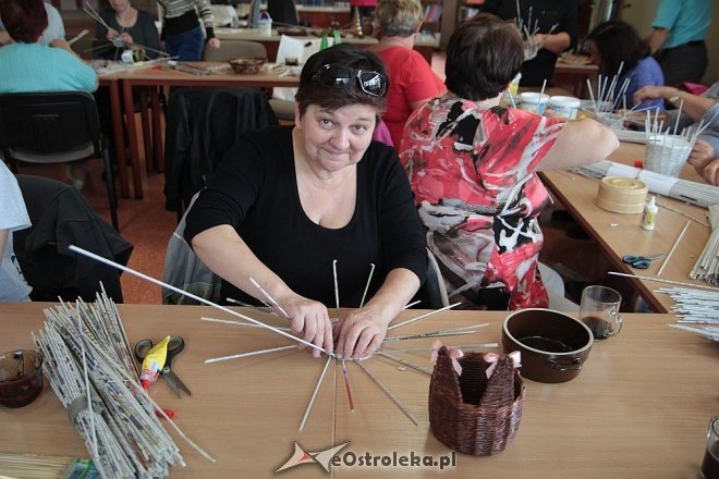 Warsztaty wikliniarstwa papierowego w Bibliotece Pedagogicznej [23.09.2015] - zdjęcie #11 - eOstroleka.pl