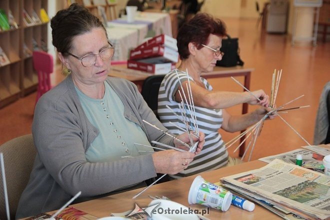 Warsztaty wikliniarstwa papierowego w Bibliotece Pedagogicznej [23.09.2015] - zdjęcie #8 - eOstroleka.pl