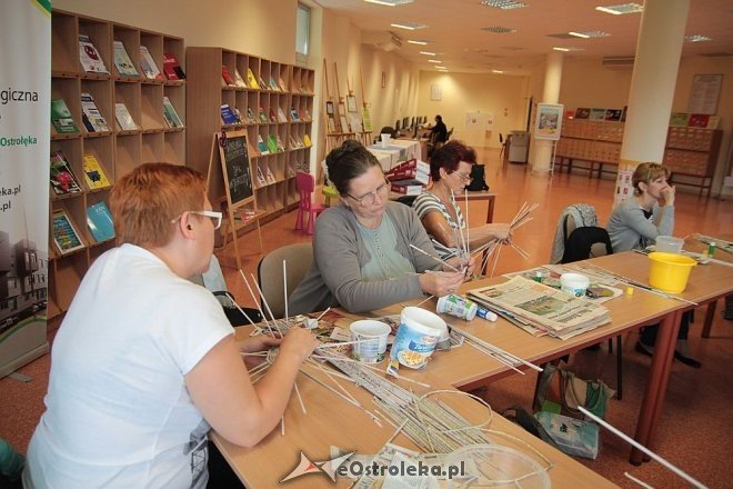 Warsztaty wikliniarstwa papierowego w Bibliotece Pedagogicznej [23.09.2015] - zdjęcie #7 - eOstroleka.pl