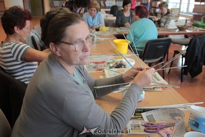 Warsztaty wikliniarstwa papierowego w Bibliotece Pedagogicznej [23.09.2015] - zdjęcie #6 - eOstroleka.pl