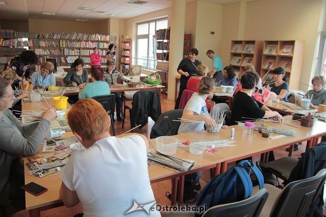 Warsztaty wikliniarstwa papierowego w Bibliotece Pedagogicznej [23.09.2015] - zdjęcie #4 - eOstroleka.pl