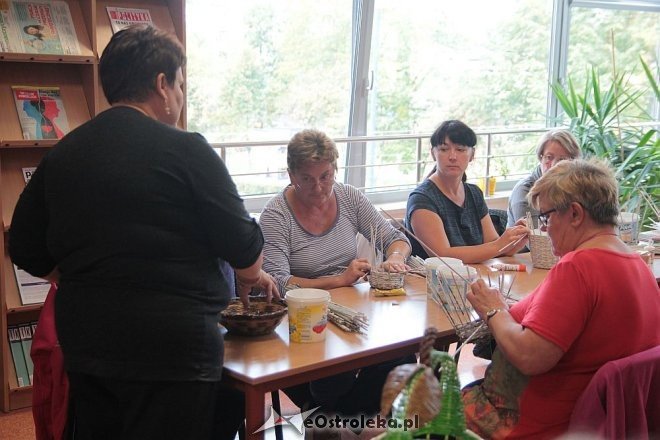 Warsztaty wikliniarstwa papierowego w Bibliotece Pedagogicznej [23.09.2015] - zdjęcie #2 - eOstroleka.pl