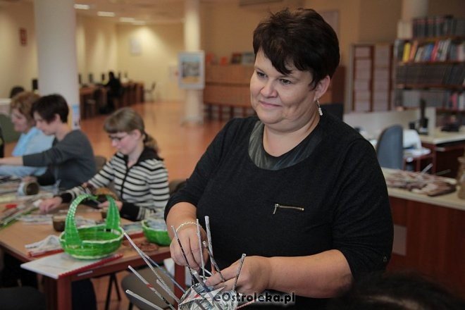 Warsztaty wikliniarstwa papierowego w Bibliotece Pedagogicznej [23.09.2015] - zdjęcie #38 - eOstroleka.pl