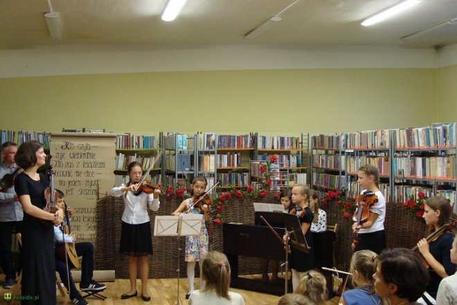 Koncert muzyki barokowej w kadzidlańskiej bibliotece [23.09.2015] - zdjęcie #36 - eOstroleka.pl