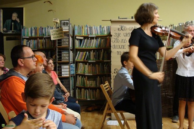 Koncert muzyki barokowej w kadzidlańskiej bibliotece [23.09.2015] - zdjęcie #44 - eOstroleka.pl