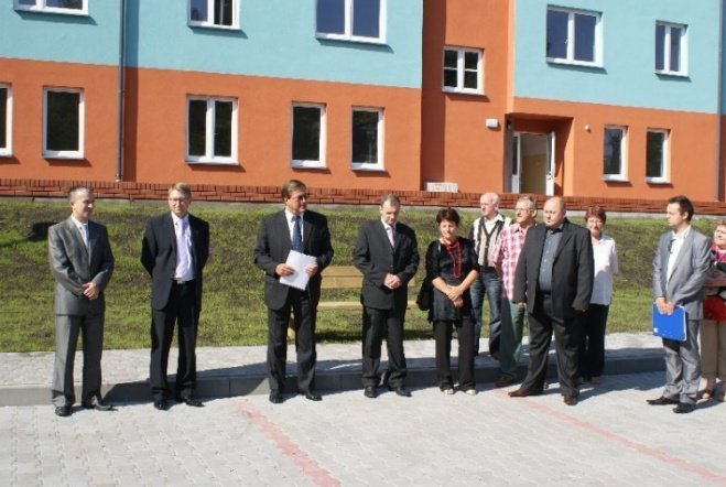 Odbiór nowych mieszkań socjalnych (28.08.09) - zdjęcie #19 - eOstroleka.pl