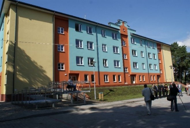 Odbiór nowych mieszkań socjalnych (28.08.09) - zdjęcie #15 - eOstroleka.pl