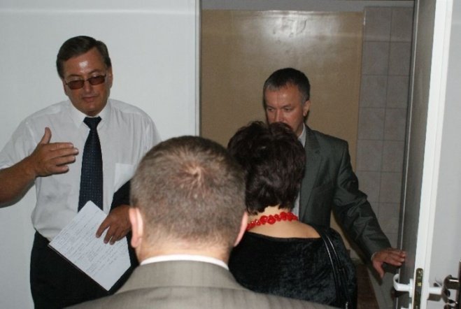 Odbiór nowych mieszkań socjalnych (28.08.09) - zdjęcie #12 - eOstroleka.pl