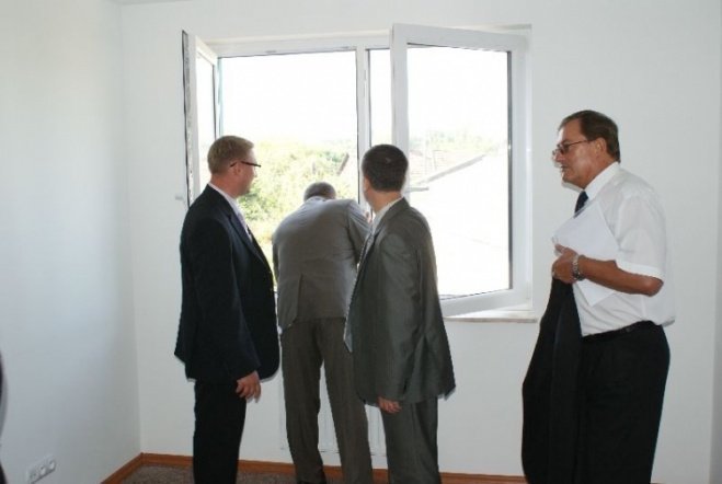 Odbiór nowych mieszkań socjalnych (28.08.09) - zdjęcie #5 - eOstroleka.pl