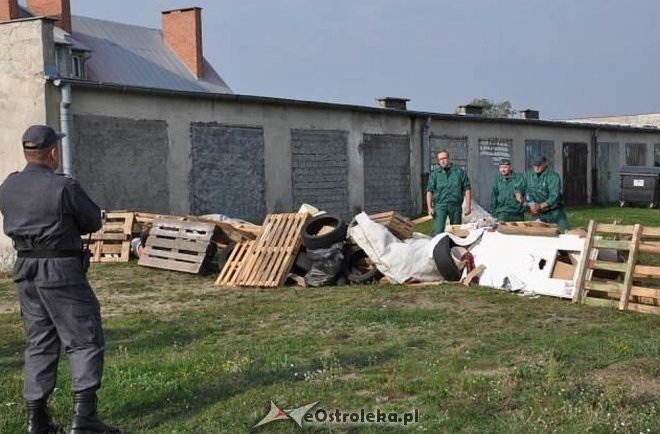 Bunt więźniów z ZK w Przytułach Starych. Strażnicy musieli użyć siły, padły strzały [24.09.2015] - zdjęcie #3 - eOstroleka.pl