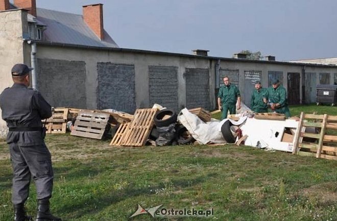 Bunt więźniów z ZK w Przytułach Starych. Strażnicy musieli użyć siły, padły strzały [24.09.2015] - zdjęcie #16 - eOstroleka.pl