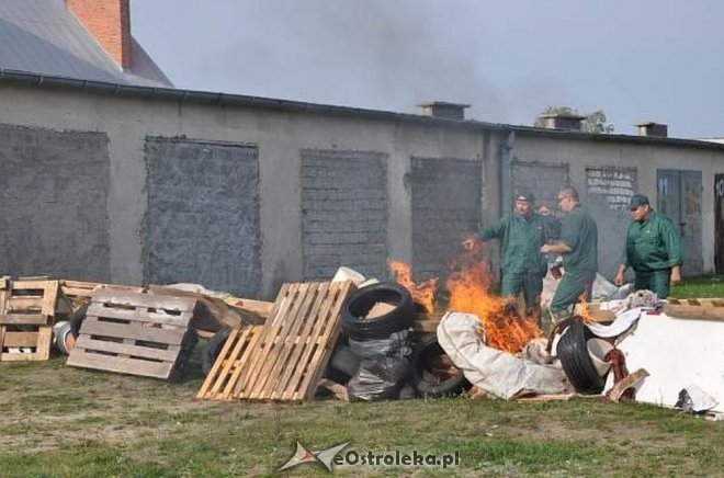 Bunt więźniów z ZK w Przytułach Starych. Strażnicy musieli użyć siły, padły strzały [24.09.2015] - zdjęcie #15 - eOstroleka.pl