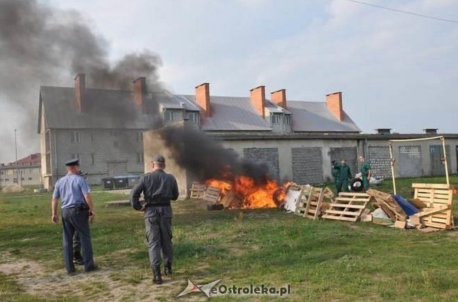 Bunt więźniów z ZK w Przytułach Starych. Strażnicy musieli użyć siły, padły strzały [24.09.2015] - zdjęcie #14 - eOstroleka.pl