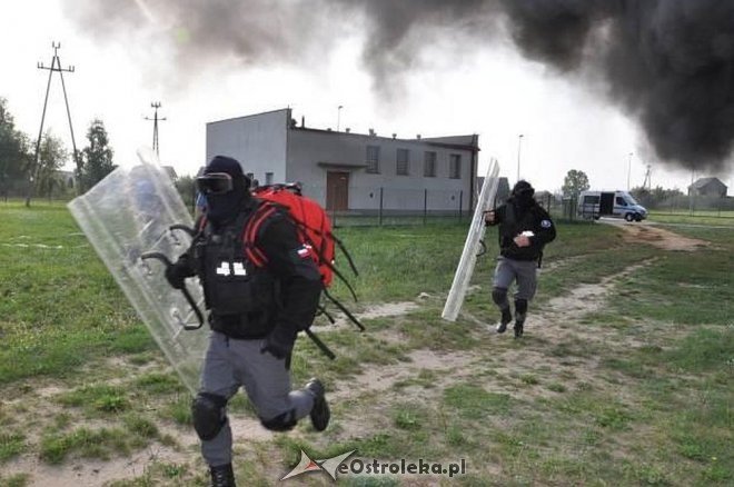 Bunt więźniów z ZK w Przytułach Starych. Strażnicy musieli użyć siły, padły strzały [24.09.2015] - zdjęcie #10 - eOstroleka.pl
