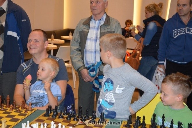 Symultana szachowa z Mistrzem Wojska Polskiego [26.09.2015] - zdjęcie #31 - eOstroleka.pl