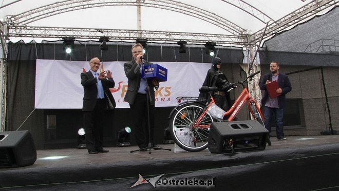 Pokaz mody na otwarciu Hali Targowej Kurpiowskiego Centrum Handlowo-Usługowego w Ostrołęce [26.09.2015] - zdjęcie #143 - eOstroleka.pl
