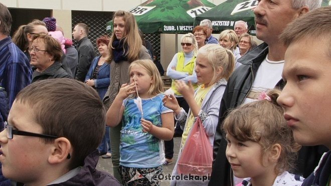 Pokaz mody na otwarciu Hali Targowej Kurpiowskiego Centrum Handlowo-Usługowego w Ostrołęce [26.09.2015] - zdjęcie #138 - eOstroleka.pl