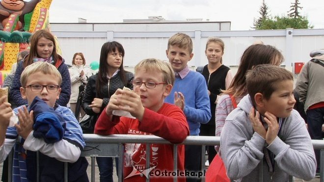 Pokaz mody na otwarciu Hali Targowej Kurpiowskiego Centrum Handlowo-Usługowego w Ostrołęce [26.09.2015] - zdjęcie #132 - eOstroleka.pl