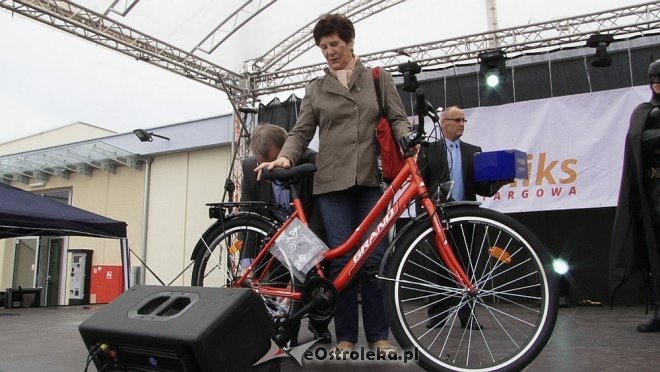 Pokaz mody na otwarciu Hali Targowej Kurpiowskiego Centrum Handlowo-Usługowego w Ostrołęce [26.09.2015] - zdjęcie #129 - eOstroleka.pl